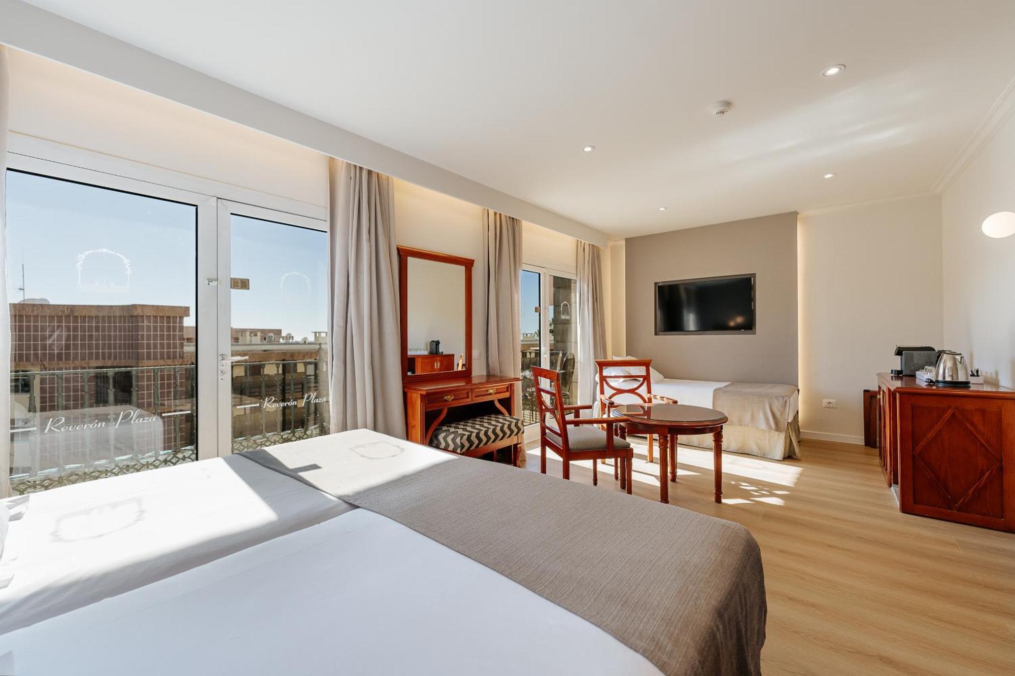 Hotel Reveron Plaza Лос Кристианос Екстериор снимка