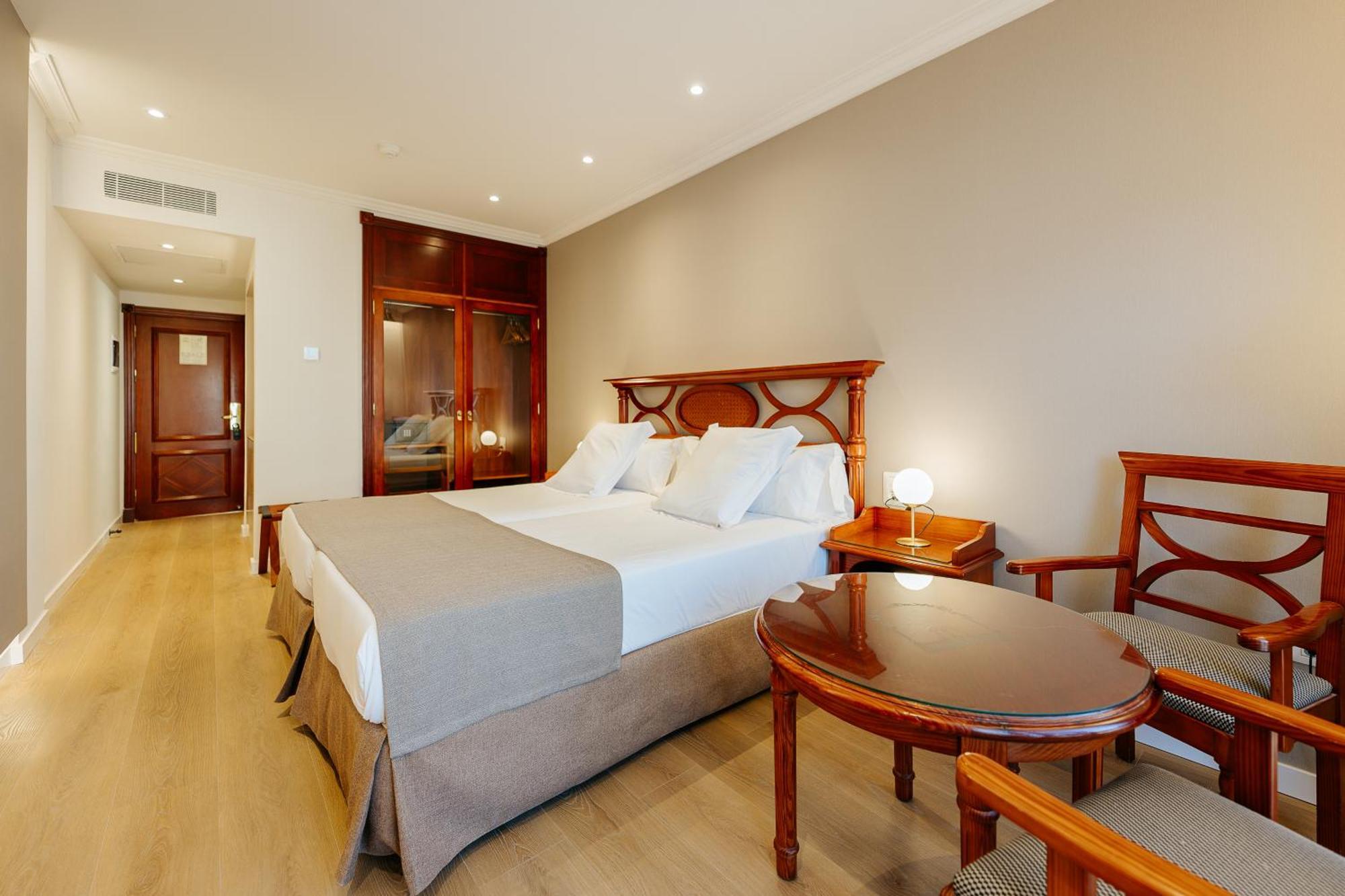 Hotel Reveron Plaza Лос Кристианос Екстериор снимка